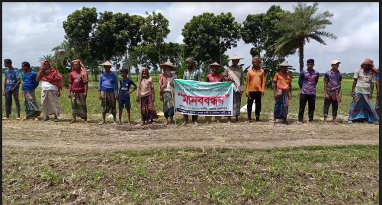 মহেশপুরে দখলকৃত খাল পুনরুদ্ধার ও খননের দাবীতে কৃষকদের মানববন্ধন