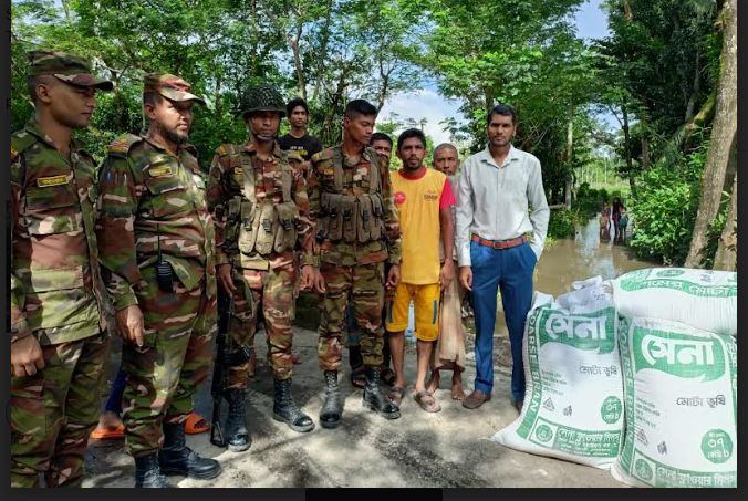 মনোহরগঞ্জে বন্যায় ক্ষতিগ্রস্থ খামারিদের মাঝে  সেনাবাহিনীর গো-খাদ্য বিতরণ