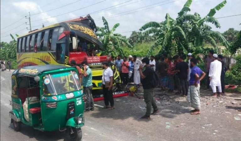 কাভার্ডভ্যানে বাসের ধাক্কা, বাসচালকের সহকারীর শরীর বিচ্ছিন্ন