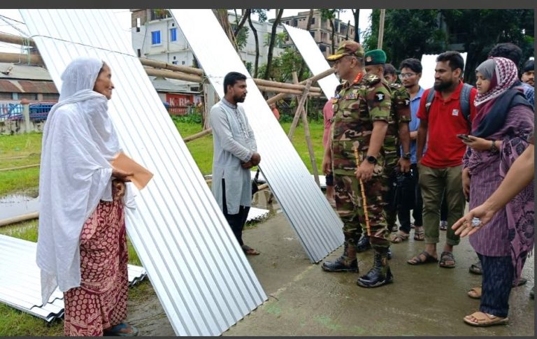 কুমিল্লা’য় শতাধিক পরিবারের মাঝে টিন নগদ অর্থ বিতরণ করেছে সেনাবাহিনী