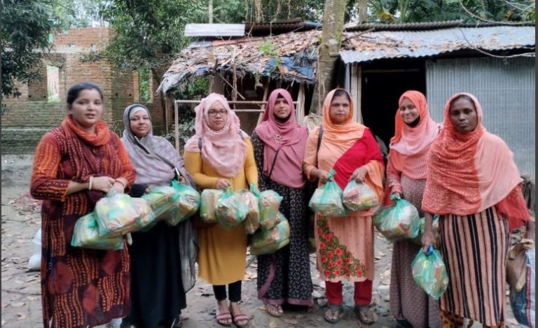 বন্যার্তদের মাঝে ত্রান সামগ্রিক বিতরণ করেছে স্বনির্ভর  যুব নারী উন্নয়ন