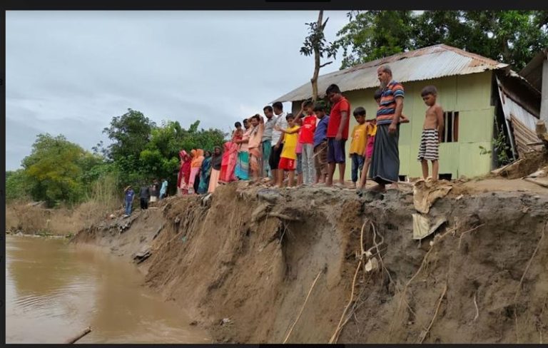 হুমকির মুখে নদী রক্ষা বাঁধ  দ্রুত  ব্যবস্থা নেওয়ার দাবী স্থানীয়দের