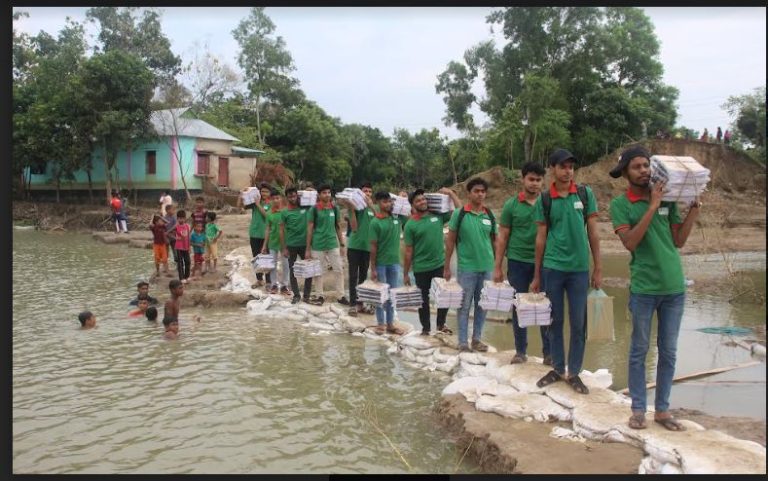 কুমিল্লায় টিফিনের টাকায় বন্যার্ত শিক্ষার্থীদের মাঝে শিক্ষা উপকরণ বিতরণ