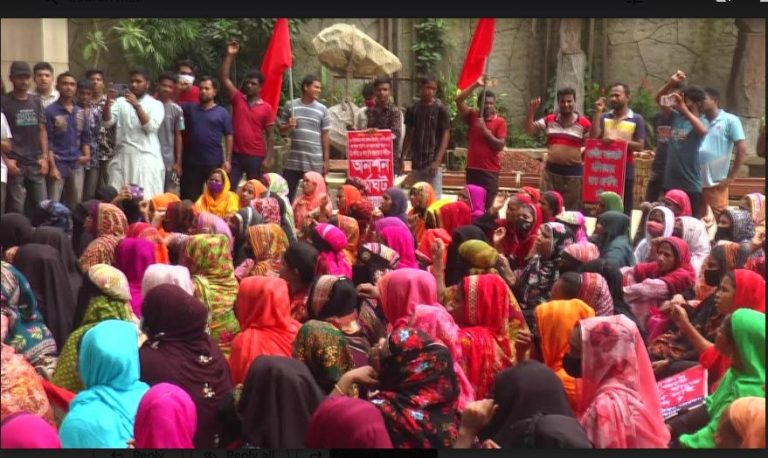 নারায়ণগঞ্জে বকেয়া মজুরী পরিশোধ সহ ১৮ দফা দাবিতে  পোশাক শ্রমিকদের বিকেএমইএ’র অফিস ঘেরাও