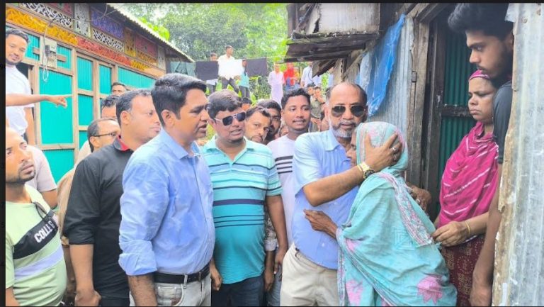 দেবীদ্বারে বন্যায় ক্ষতিগ্রস্তদের পুনর্বাসনে বিএনপির নগদ অর্থ সহায়তা প্রদান