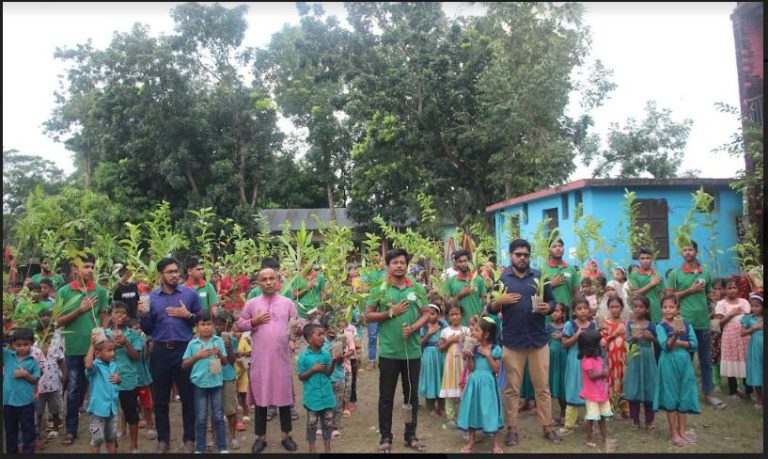 বন্যা পরবর্তী বিভিন্ন এলাকায় টিফিনের টাকা বাঁচিয়ে কেনা গাছের চারা বিতরণ করেছেন শিক্ষার্থীরা