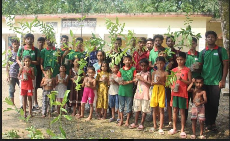 বন্যা পরবর্তী বিভিন্ন এলাকায় টিফিনের টাকা বাঁচিয়ে কেনা গাছের চারা বিতরণ করেছেন শিক্ষার্থীরা