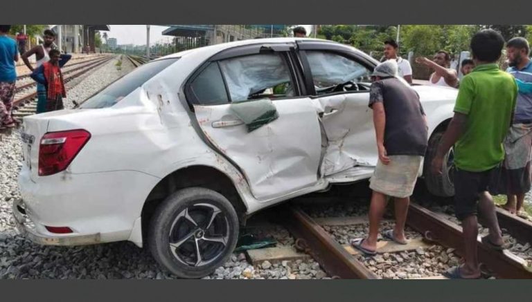 কুমিল্লায় প্রাইভেটকারে ট্রেনের ধাক্কা, প্রাণে বাঁচলেন ৩ যাত্রী