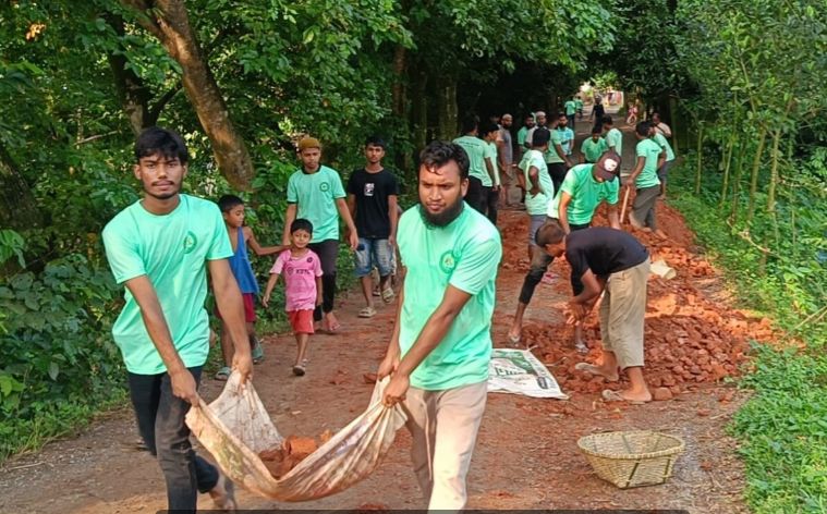 স্বেচ্ছাসেবীদের ৬ ঘন্টা শ্রমে প্রান ফিরে পেল তিন কিলোমিটার  সড়ক