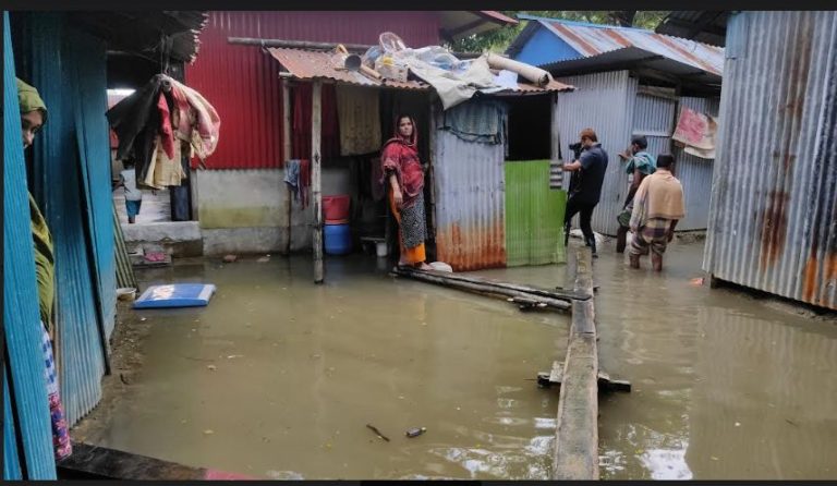 নোয়াখালীতে এখনো পানিবন্দি ১২লাখ মানুষ, গলার কাঁটা খাল দখল-বাঁধ