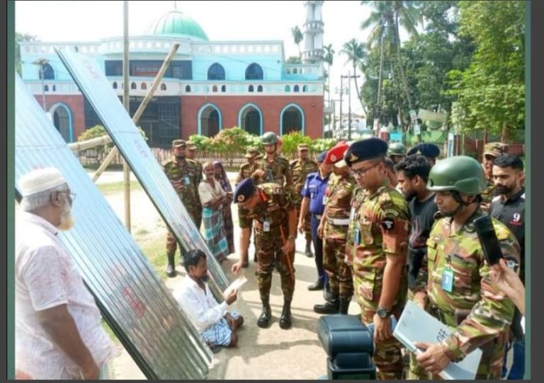 বুড়িচংয়ে বন্যায় ক্ষতিগ্রস্ত ৫০ পরিবারের মাঝে সেনাবাহিনীর ঢেউটিন ও নগদ অর্থ বিতরণ