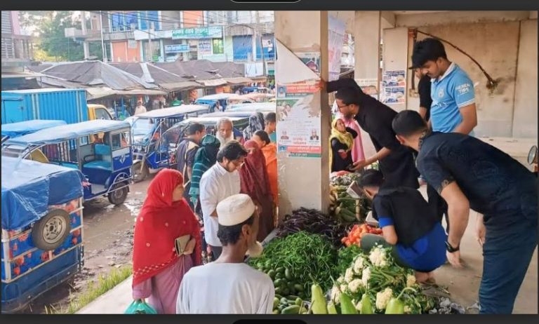 ব্রাহ্মণপাড়ায় বৈষম্যবিরোধী ছাত্রদের দোকানে ক্রেতা সাধারণ মানুষের স্বস্তি