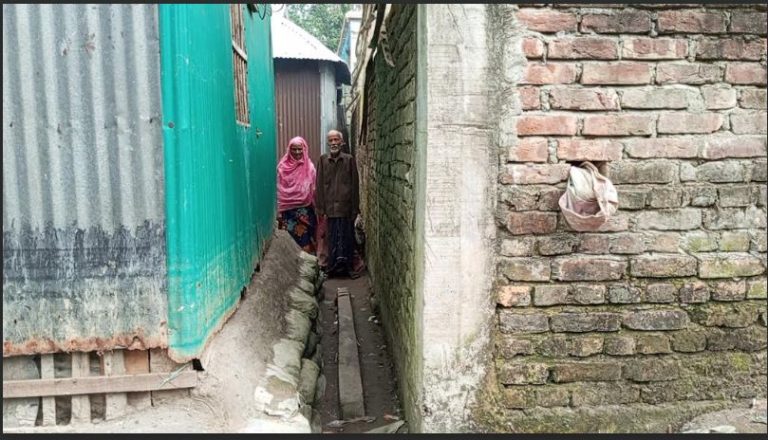 ব্রাহ্মণপাড়ায় চলাচলের রাস্তা চেয়ে অসহায় পরিবারের আকুতি