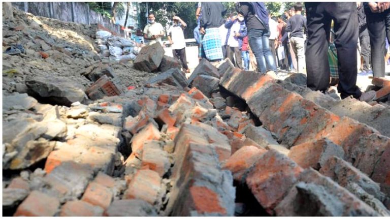 নোয়াখালীতে কবরস্থানের দেয়াল ধসে শিশুর মৃত্যু, আহত ৬