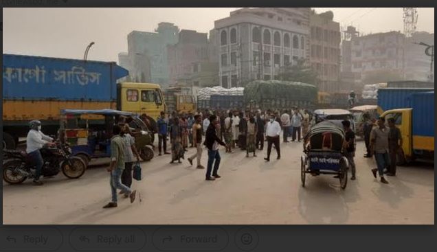 নারায়ণগঞ্জে এসপির আশ্বাসে সড়ক  অবরোধ প্রত্যাহার করলো শ্রমিকরা