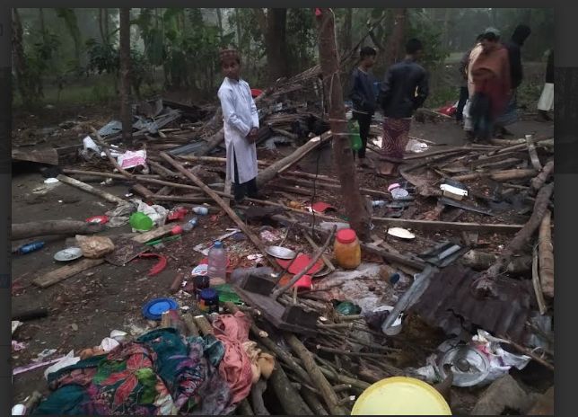 নোয়াখালীতে শিক্ষকের বাড়িতে হামলা অগ্নিসংযোগ