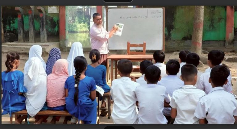 মুরাদনগরে শ্রেণিকক্ষ না থাকায় খোলা আকাশের নিচে চলছে পাঠদান