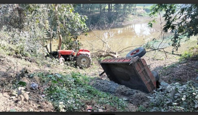 দেবীদ্বারে বালু বোঝাই ট্রাক্টর উল্টে প্রাণ গেল চালকের