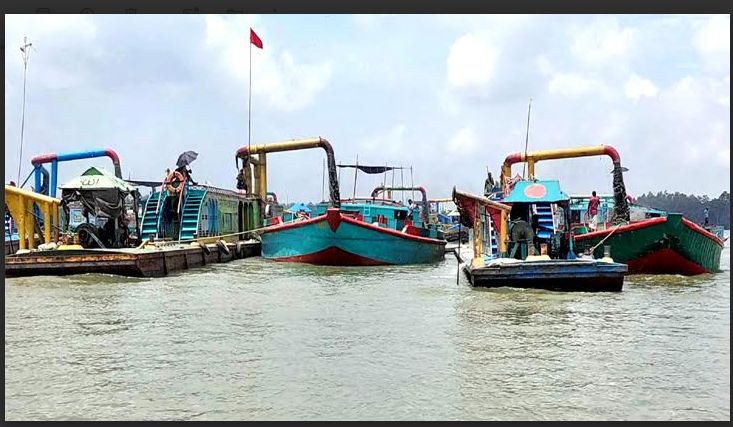 ড্রেজার দিয়ে অবৈধ বালু উত্তোলনে পাল্টে  যাচ্ছে নদীর গতিপথ নাব্যতা হারিয়েছে  বিলীন হয়ে গেছে মাছ