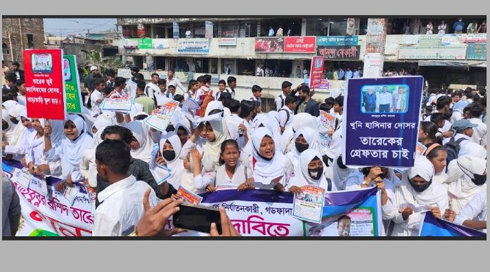 নোয়াখালীতে প্রধান শিক্ষকের অপসারণ চেয়ে শিক্ষার্থীদের সড়ক অবরোধ