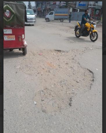 খানাখন্দে ভরপুর  হাসপাতালে যাওয়ার রাস্তা