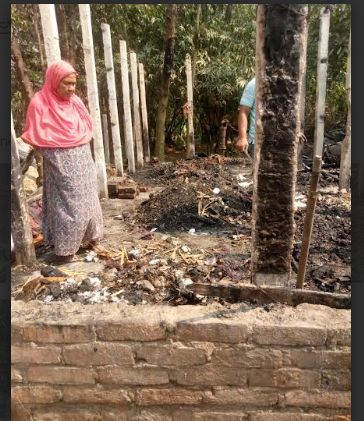 বুড়িচংয়ে অগ্নিকান্ডে দুইটি ঘর নগদ টাকা মালামাল পুড়ে ছাই, দুটি গরু ৩ টি ছাগল অগ্নি দগ্ধ  ১৫  লক্ষাধিক টাকার ক্ষয়ক্ষতি