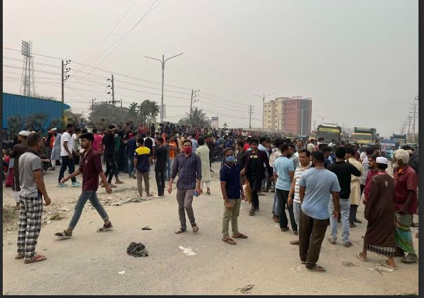 ঢাকা-নারায়ণগঞ্জ লিংক রোড অবরোধ  করে বিক্ষোভ করেছে গার্মেন্টস শ্রমিকরা