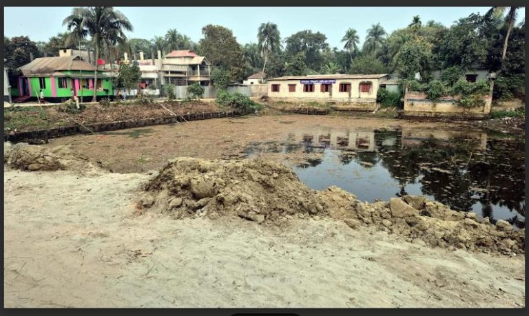 মুরাদনগরে গোমতী নদীর মাটি দিয়ে ভরাট হচ্ছে শত বছরের পুরোনো পুকুর