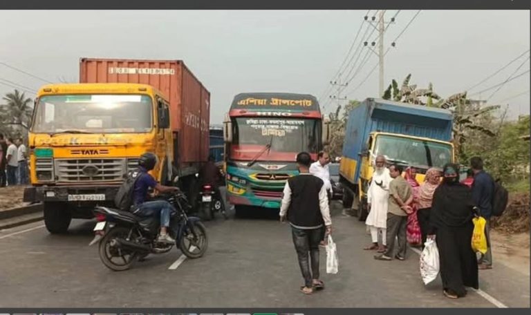 চান্দিনায় বকেয়া বেতনের দাবিতে শ্রমিকদের মহাসড়ক অবরোধ