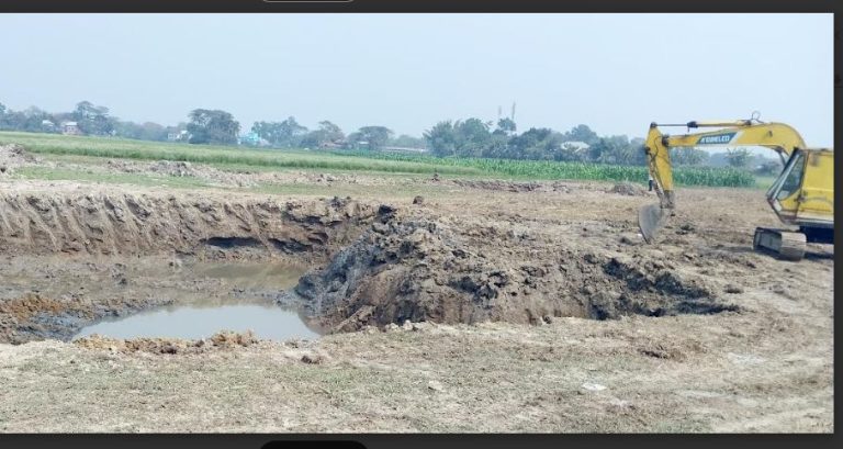 মুরাদনগরে নদীতে বাঁধ দিয়ে তিন ফসলী জমির মাটি নিচ্ছে ইটভাটায়