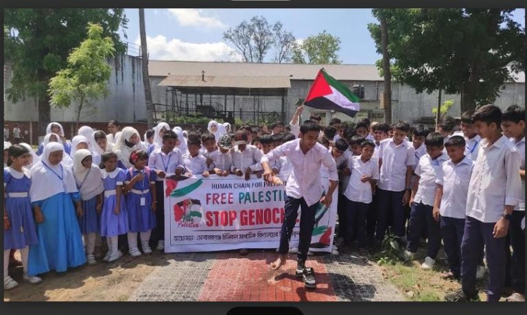 গাজায় গনহত্যার প্রতিবাদে কালীগঞ্জ মৌচিক বিদ্যালয়ের শিক্ষার্থীদের বিক্ষোভ