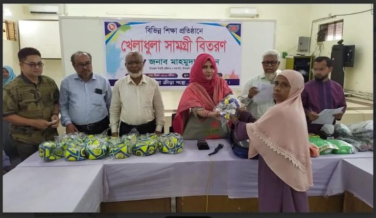 ব্রাহ্মণপাড়ায় মোবাইল আসক্তি কমাতে শিক্ষার্থীদের মাঝে খেলাধুলার সামগ্রী বিতরণ