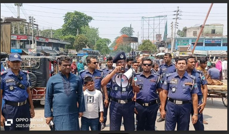 সড়কে শৃংখলা ফেরাতে রাস্তায় নামলেন কালীগঞ্জের ওসি