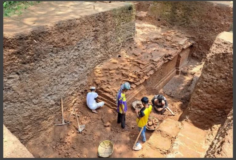 কুমিল্লার সদর দক্ষিণ ধর্মপুর গ্রামে ঘর নির্মাণের মাটি খুঁড়তেই দৃশ্যমান হলো লাল ইটের প্রাচীন দেয়াল