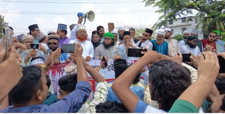 মাওলানা রইস উদ্দিনের হত্যাকারীদের গ্রেফতার ও বিচারের দাবিতে  কুমিল্লায় মহাসড়ক অবরোধ