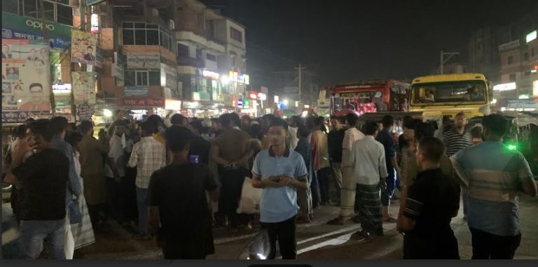 আওয়ামীলীগ নিষিদ্ধের দাবীতে সন্ধ্যা কুমিল্লা-সিলেট আঞ্চলিক মহাসড়ক অবরোধ করে বিক্ষোভ প্রদর্শন