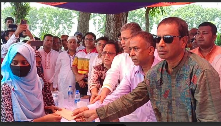 ঝিনাইদহে বজ্রপাতে মৃত দুই কৃষক পরিবারকে তারেক রহমানের মানবিক সহায়তা প্রদান