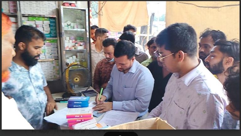 দেবীদ্বারে ফার্মেসী পাড়ায় অভিযানঃ ফার্মেসী বন্ধ করে পালাল ফার্মেসী মালিক সমিতির সভাপতি- কর্মকর্তাসহ অর্ধশতাথিক ফার্মেসী মালিক