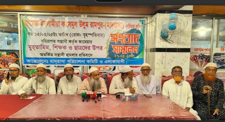 দেবীদ্বারে  মোহতামিমকে ঘার ধাক্কাদিয়ে বের করে মাদ্রাসায় তালা: পাঠদানে ব্যহত