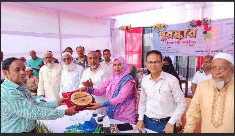বরুড়ায় ঝলম উচ্চ বিদ্যালয় ও কলেজের অবসরপ্রাপ্ত শিক্ষক কর্মচারীদের বিদায় সংবর্ধনা ও বার্ষিক পুরস্কার বিতরণ