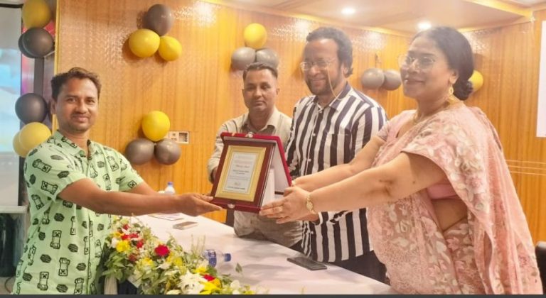 লাল সবুজ উন্নয়ন সংঘ কুমিল্লায়  ১২ সাংবাদিককে সন্মাননা প্রদান করেছে