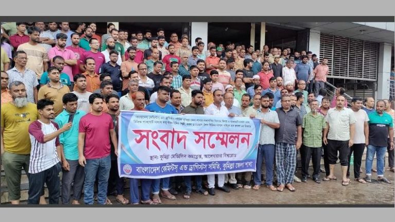 কুমিল্লায় দুই ব্যক্তির কাছে ঔষধ ব্যবসায়ীরা জিম্মি  সংবাদ সম্মেলনে প্রতিকার চাইলেন ব্যবসায়ীরা