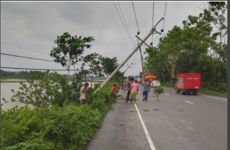 কুমিল্লার ঢাকা-চট্টগ্রাম মহাসড়কে ঝড়ে হেলে পড়ল বৈদ্যুতিক খুঁটি