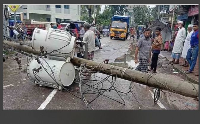 কুমিল্লার বরুড়ায় ঝড়ো বাতাসে পল্লী বিদ্যুতের খুঁটি ভেঙে অধিকাংশ এলাকা বিদ্যুৎহীন