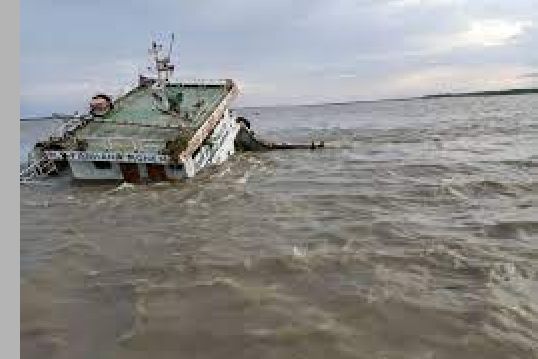 মেঘনায় ৩৯ যাত্রী নিয়ে ট্রলার ডুবি, ২ পুলিশসহ নিখোঁজ-১৯