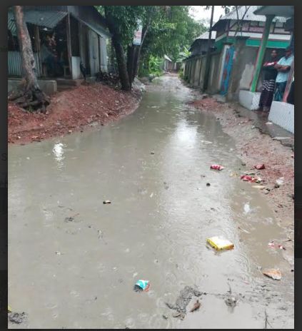সড়কের কাজ না করে পালিয়েছে ঠিকাদার ; ভোগান্তিতে ১০ গ্রামের মানুষ