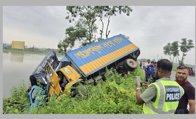 কুমিল্লায় সড়ক দুর্ঘটনায় পুলিশ ভ্যান সহ ৪টি গাড়ি খাদে