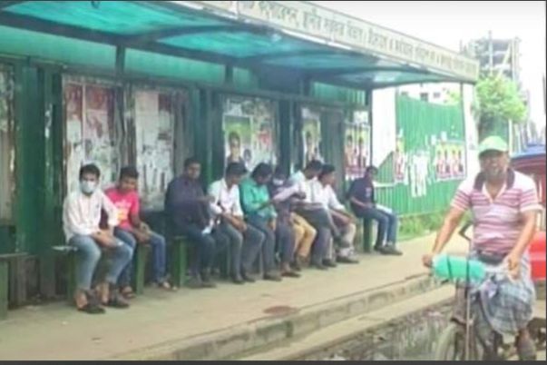 নগরীর ফৌজদারি আম গাছতলায় যাত্রী ছাউনির অভাবে চরম দুর্ভোগে এলাকাবাসী