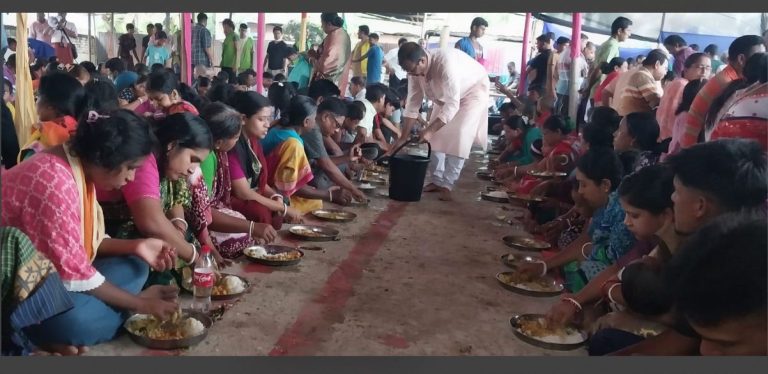 কুমিল্লায় রথযাত্রা মহোৎসবের চতুর্থদিনে জগন্নাথদেবের পূজার্চনা ও প্রসাদ বিতরণ