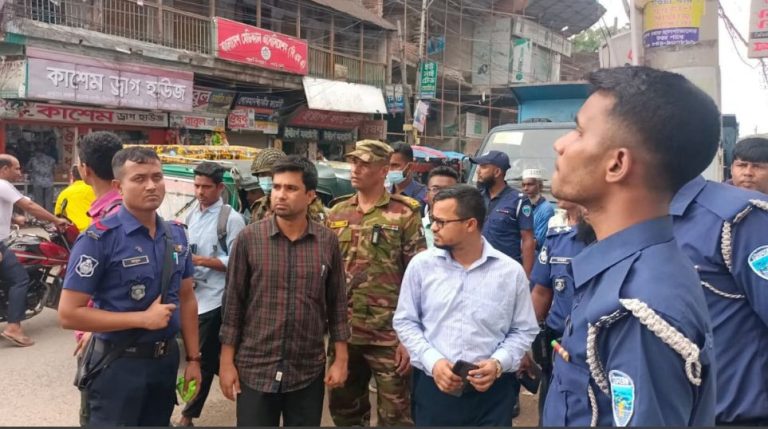 কুমিল্লা নগরীতে  ফুটপাত ও যানজটমুক্ত করতে উচ্ছেদ অভিযান